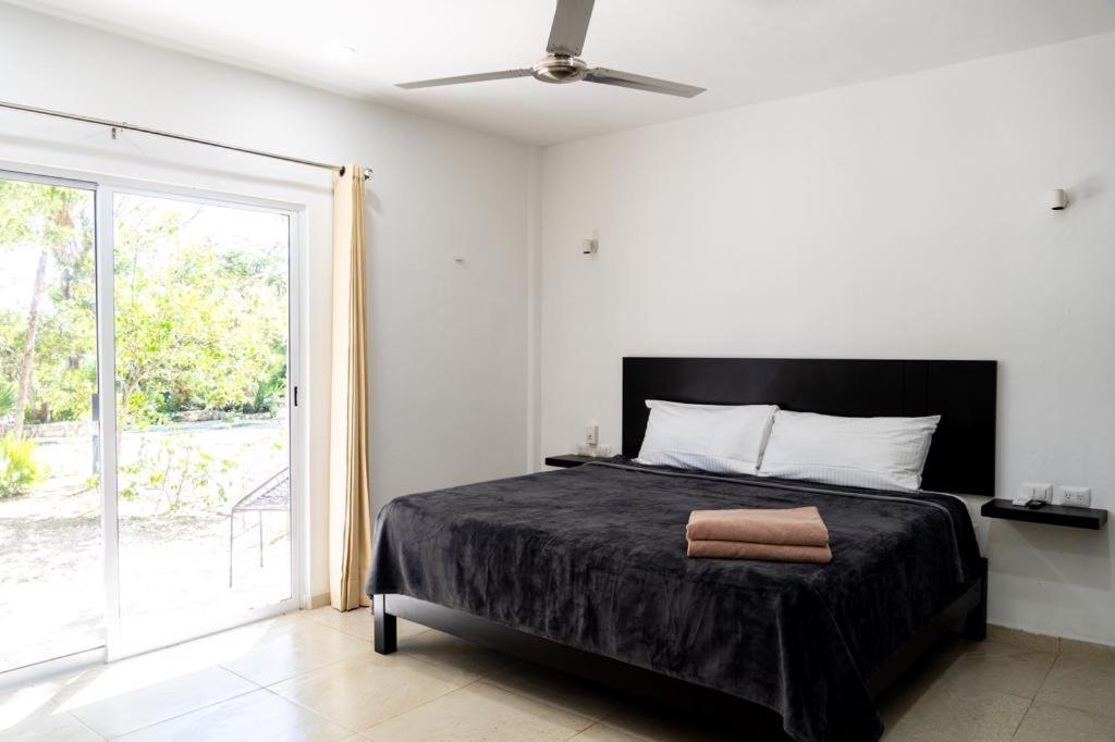 Hotel Casa Tortuga Tulum - Cenotes Park Inclusive Экстерьер фото A bedroom with a ceiling fan